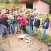 Fachkundige Führung durch Bruchmeister Willi Fiederling (rechts) erlebten die Teilnehmer der Grenzwanderung des Verschönerungsvereins Holzkirchen im Wüstenzeller Steinbruch. Der Sprengberechtigte erklärte die Handhabung des TNT. Hermann Schmitt (links) aus Holzkirchen, gelernter Steinmetz, arbeitete viele Jahre im örtlichen Steinbruch, konnte erzählen, wie früher der Rotsandstein gebrochen wurde.
