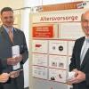Schweinfurt (kay)   Unter dem Motto „Alles rund um die Altersvorsorge“ kann sich in der Sparkassenfiliale am Roßmarkt noch bis Freitag jeder über die verschiedensten Facetten der Altersvorsorge informieren. Auf sechs Stellwänden werden die einzelnen Bausteine der Altersvorsorge gezeigt und mit Schaubildern und Rechenbeispielen verständlich erklärt. Sparkassendirektor Johannes Rieger will „über die Ausstellung die Bevölkerung für das wichtige Thema sensibilisieren“. Vor Ort stehen zwei Spezialisten der Sparkasse für Fragen zur Verfügung (Donnerstag 14 bis 18 Uhr, Freitag 14 bis 16.30 Uhr). Termine für ein Beratungsgespräch können vereinbart werden. Im Bild von links: Melanie Lauer, Michael Voh und Johannes Rieger.