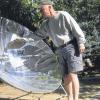 Der Schweinfurter Horst Wiener mit seinem von der Sonne betriebenen Solarkocher.