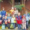 Stolz präsentierten die Kinder beim Kartoffelwettbewerb ihre Urkunden und Preise zusammen mit der Vorsitzenden des Obst- und Gartenbauvereins Obersfeld, Hiltrud Reitz (links).