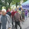 Schweinfurt (b)   Am Samstag fand der Nordic Walking-Lauftag der Deutschen BKK statt. An dem vier-Kilometer-Lauf quer durch Schweinfurt nahmen 40 begeisterte Nordic Walker teil. Nordic Walking hat sich in den letzten Jahren zu einer Trendsportart entwickelt, weil es viel Spaß macht und jeder schnell in die Sportart einsteigen kann. Wer noch nie Nordic Walking-Stöcke in der Hand hatte, bekam sie kostenlos gestellt und wurde von erfahrenen Trainern in die Technik eingeführt. „Es war toll zu sehen, wie motiviert alle Läufer durchgehalten haben. Einige unerfahrene Erstläufer sind auf den Geschmack gekommen und wollen nun auch in ihrer Freizeit walken. Somit haben wir unser Ziel erreicht, Spaß an Bewegung zu vermitteln“, sagte Filialleiter Horst Groha. Die Startgebühr der Teilnehmer ergab eine Summe von 120 Euro, die der Aktion „Schweinfurt hilft Schweinfurt“ gestiftet wurde.