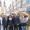 Vorstandschaft und die Straßenbeauftragten von „Würzburg macht Spaß“ laden am Freitag und Samstag zum 20. Würzburger Stadtfest ein. Im Bild Vorsitzender Heribert Endres (Mitte), links von ihm seine Vorgänger Mara Michel und Günter Severin.