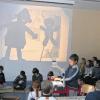 Das Schattenspiel vom Gingerbread-Man (Lebkuchenmann) hatten die Schüler der Grundschule Zellingen für die Einweihungsfeier des neuen Brennofens vorbereitet. Mit Gesang und Orffinstrumenten übernahmen sie auch die musikalische Untermalung.