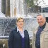 Fototermin vor dem Theater, in dem der Liederkranz gerne auftritt: die junge Vorsitzende Christina Hellbach und der künstlerische Leiter Wolfgang Hocke.