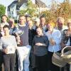 Pokal-Gewinner Michael Heusinger (Mitte) freute sich mit anderen Golfern und Altlandrat Herbert Neder (links), dem Vorsitzenden des Fördervereins über das gelungene Benefizturnier in Maria Bildhausen.
