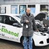 Michael Reß (links), Inhaber des Mellrichstädter Autohauses Reß, zeigt den neu entwickelten Controller, ein zigarettenschachtelgroßes Steuergerät, das für den optimalen Betriebszustand des Motors beim Betrieb mit Bio-Ethanol sorgt. Michael Herbert (rechts) ist als für den Umbau qualifizierter Kfz-Mechatroniker im Betrieb tätig.