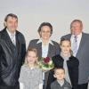 Rauhenebrach (ki)   Goldene Hochzeit konnte in Theinheim das Ehepaar Hermann und Gertrud Bayer (beide 71 Jahre) feiern. Hermann Bayer, von Beruf gelernter Bierbrauer, und seine Ehefrau Gertrud, geb. Kübrich, betreiben seit 1983 die Gastwirtschaft „Zum Grünen Baum“. Hermann Bayer war auch lange Jahre Kommandant der Feuerwehr Theinheim und ist Mitglied im Kriegerverein und in anderen Ortsvereinen. Zum Ehejubiläum gratulierten dem Jubelpaar außer den fünf Kindern Michael, Gabriele, Günther, Elisabeth und Helmut auch elf Enkelkinder sowie der Kriegerverein und die Feuerwehr Theinheim. Die Glückwünsche sowie ein Geschenk der Gemeinde Rauhenebrach überbrachte Bürgermeister Oskar Ebert. Unser Bild zeigt das Ehepaar mit den drei Enkelkindern Linda, Nadine und Tobias sowie Bürgermeister Oskar Ebert (links).