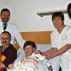 SCHWEINFURT (b)   Über einen Monat eher als im vergangenen Jahr vermeldet das Leopoldina-Krankenhaus die tausendste Geburt für 2008. Am 11. November, um 7.14 Uhr erblickte die kleine Eva mit einem Gewicht von 2630 Gramm und einer Größe von 48 Zentimetern das Licht der Welt. Mit den überglücklichen Eltern freut sich auch der Chefarzt der Frauenklinik am Leopoldina, Prof. Dr. Michael Weigel, da der deutliche Geburtenzuwachs die hohe Akzeptanz und die hervorragende Arbeit des Perinatalzentrums am Leo belege. Neben einem Blumenstrauß für Mutter Claudia Günzel gab es Glückwünsche seitens des Chefarztes und Ärztlichen Direktors Prof. Dr. Michael Weigel, der Pflegedienstleitung Evi Bindrim und der Leitenden Hebamme Edeltraud Schaar. Im Bild von links: Prof. Weigel, Frank Günzel mit Tochter Lea, Claudia Günzel mit Tochter Eva, Edeltraud Schaar und Evi Bindrim.