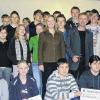 Die 10 d des AvH freut sich über den zweiten Preis. Mit dabei Schulleiterin Monika Zeyer-Müller (stehend rechts), daneben Christoph Petschenka und Stefanie Osewalt von der Nanoinitiative Gerbrunn.