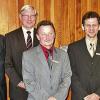 Euerbach (–ein)  Wolfgang Roth ist der neue Filialleiter der Sparkasse in Euerbach. Im Rahmen einer Kundenveranstaltung konnte sich Wolfgang Roth persönlich vorstellen. Reiner Freund, der bisherige Filialleiter, bleibt der Sparkasse erhalten und wird eine neue, verantwortungsvolle Tätigkeit übernehmen. Den Filialleiterwechsel nahmen die Vorstände der Sparkasse zum Anlass, einen Spendenscheck in Höhe von 750 Euro für die Jugendarbeit an Bürgermeister Arthur Arnold zu überreichen. Anschließend folgte der Live-Diavortrag „Indien – Abenteuer Ganges“ von Buchautor und Fotojournalist Andreas Pröve. Von links: Stellvertretender Vorstandsvorsitzender Johannes Rieger, Vorstandsvorsitzender Jürgen Riese, Reiner Freund, Wolfgang Roth und Bürgermeister Arnold.