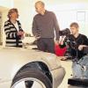 Ein gut eingespieltes Team bei der Arbeit im Studio: Fotograf Flavio Burul (Mitte) mit Assistentin Sigrid Klemke und seinem Auszubildenden Patrik Böhmer.