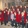Zu „Liedern für die Seele“ hatte der 24-köpfige Chor „Canta:Si“ in die Reuchelheimer Kirche eingeladen. Geleitet wird das Ensemble von Doris Megner (Mitte). Katharina Krenig (vorne, Dritte von rechts) und Markus Krenig (rechts) begleiten die Auftritte musikalisch.
