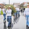 Trotz Nieselregen marschierten die Burschen von Wartmannsroth mit dem Kirmesbaum durchs Dorf, um dann traditionell mit der Aufrichtung des Baumes die Kirmes zu eröffnen.