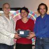 An Carolin Boos überreichten der Vorsitzende der Energie-Initiative Rhön-Grabfeld, Daniel Miller (rechts) und Vorstandsmitglied Daniel Dahinten die Spenden für das Projekt Hope in Indien.