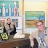 Bad Kissingen (kar)  Bisher konnte man im Atelier Zeitgeist, der Kunststation im Herzen der Altstadt, die Werke des Kissinger Künstlers Lothar Gärtner betrachten. Seit Sonntag gibt es an prominenter Stelle, in der Balthasar-Neumann-Promenade am Rosengarten, eine weitere Kunststation – eine auf Zeit. In den Geschäftsräumen der Kroko-Stube von Margit Herzog, wo man sonst Leder-Accessoires kaufen kann, steht die Tür allen Kunstinteressierten offen. Diese Dependance, wie Gärtner sein Projekt liebevoll nennt, sieht er als Ergänzung seines jetzigen Angebotes an der Jakobuskirche. „Jeder kann zu uns hereinkommen“, sagt der 60-Jährige. Nachwuchsmaler könnten sich Anregungen holen, Kurgäste über weitere Kunst-Angebote informieren. „Dies ist kein Ort zum Geld verdienen“, betont Gärtner, der seine Bilder weiterhin nur in seinem Atelier an der Jakobuskirche verkauft. Es sei ein Glücksfall für ihn, dass Herzog die Räume während ihrer Abwesenheit in den Wintermonaten mietfrei zur Verfügung stellt. Die Ausstellung betreuen wird sein Mitarbeiter Torsten Kress (links). Der 33-Jährige half Gärtner auch beim Einrichten des Ausstellungsraumes. Seinen Dienst tut er Montag bis Mittwoch von 15 bis 18 Uhr. Wochenend-Termine werden jeweils einen Tag vorher im Schaufenster angekündigt.