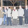 Schweinfurt (hgö)   Wenn im Wildpark ein Fest stattfindet, stehen fast immer die Mitglieder vom Bürgerverein Deutschhof hinter Zapfhahn und Grill. Und es ist gute Sitte, dass der Reinerlös aus dem Verkauf dem Wildpark zugutekommt. Jüngst überreichte Stadtteilbürgermeister Theo Hergenröther den Erlös von Stadtwaldtag und Burg-Schweinstein-Fest von 2230 Euro an Bürgermeister Otto Wirth. Die Stadt dankte ihrerseits den Helfern vom Bürgerverein mit einem zünftigen Essen. Von links: Referent Jürgen Montag, Bürgermeister Otto Wirth, stellvertretender Vorsitzender Horst Hanisch, Theo Hergenröther, stellvertretende Vorsitzende Heidi Scheuring, Kassier Richard Bauer, Forstamtschef Hans-Ullrich Swoboda und der fachliche Leiter des Wildparks, Thomas Leier.