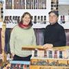 Burgsinn (us)   Ab Freitag wird Burgsinns Geschäftswelt um die „Siegenthaler Lederey & Schneiderey“ reicher. Seit 1992 stellen Engelbert und Daniela Siegenthaler in Burgsinn Lederwaren in alter Handwerkstradition her und besuchen als Riemen- und ehrbare Beutelschneider, so die Berufsbezeichnung,  Handwerkermärkte in ganz Deutschland. 2002 haben sie das alte Forsthaus in der Rienecker Straße 14 erworben. Die Scheune bietet so viel Platz, dass nun neben der Werkstatt dort auch ein Laden untergebracht werden konnte, der am Freitag um 14 Uhr eröffnet wird. Nicht nur Gürtel, Beutel und Taschen, sondern auch viele andere Lederwaren werden dort geschnitten, gefärbt und genäht. Neben den eigenen Waren werden von anderen Handwerkern hergestellte Ergospiele, Babyfelle und Schuhe, Kerzen  sowie Geschenkartikel angeboten. Als besonderen Service kommt immer mittwochs die Orthopädie-Werkstatt Kohlhepp aus Karlstadt und bietet ihre Dienste an. Es können auch Schuhe zur Reparatur abgegeben werden. Der Laden hat auch am Samstag und während des Kirchweihmarktes geöffnet.