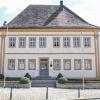 Wiesentheid (eas)   Es ist soweit: Der gesamte Bestand der Carl-Stumpf-Bibliothek Wiesentheid ist nun im Internet unter www.carl-stumpf-bibliothek.de zu finden, teilt die Bücherei mit. Die Leser können Tag und Nacht im Bestand recherchieren. Gleichzeitig können sie ihr persönliches Leserkonto einsehen und Verlängerungen oder Vorbestellungen beantragen. Ebenso können sie sich über die Neuzugänge der vergangenen Monate und die Top 20 Ausleihen informieren sowie ausführliche Buchbeschreibungen und Titelbilder finden. Einen weiteren Service biete laut Mitteilung ab sofort die Teilnahme am Bibliotheksverbund www.bibliofranken.de, bei dem die Leser bei 14 angeschlossenen Bibliotheken in Unterfranken aus etwa 230 000 Medien solche bestellen können, die in Wiesentheid nicht vorhanden sind. Weitere Auskünfte hierzu gibt es in der Bibliothek.
