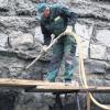 Polier Kurt Grömling wandelt ein Beton-Glasfasergemisch in eine der Umgebung angepasste Felsenwand um.