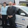 Werneck (geri)   Freuen durfte sich die Caritas-Sozialstation Sankt Michael in Werneck über ein neues Einsatzfahrzeug, das die Raiffeisenbank Schweinfurt im Rahmen der Aktion „VR-mobil – VR-Banken machen mobil“ spendete. Dabei wurden bayernweit 120 Fahrzeuge an gemeinnützige Organisationen übergeben, wie Peter Oppolzer (rechts), Vorstand der Raiffeisenbank Schweinfurt, sagte. Gerade im ländlichen Raum erfordere Pflege ein hohes Maß an Mobilität, betonte Brigitte Lautner-Kellermann (links), die als Vorsitzende des Trägervereins der Sozialstation das VR-mobil entgegennahm. Die Schlüssel überreichte Oppolzer an den Leiter Ulrich Buchholz. Am Steuer wird künftig Katja Wächter (Zweite von rechts) sitzen.
