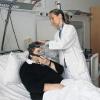Atemaussetzer in der Nacht können auf Dauer krank machen. Wenn im Schlaflabor die Diagnose abgeklärt ist, kann eine Maske Abhilfe schaffen.