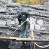 Polier Kurt Grömling wandelt ein Beton-Glasfasergemisch in eine der Umgebung angepasste Felsenwand um.
