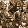 Die wertvollen „Geldstücke“ galten zu den Glanzzeiten der Kirchweih in Oberelsbach in den 50er und 60er Jahren als unverzichtbares Accessoire zur Tracht. Ausgehend von diesem Bild begann Manfred Sitzmann seine Recherchen, wer noch in Besitz eines solchen Schmuckstücks ist. Auf dem Bild erkannte er zunächst nur Mariechen Herbert.