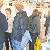 Personalmanager Stefan Schinz (rechts) und Personalreferentin Rabea Bärnreuther (Zweite von links) mit Bewerbern
