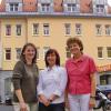 Die Lohrer Hautärztin Dr. Ruth Auth (rechts) will im Januar im Lohrer „tegut-Gebäude“ (im Hintergrund zu sehen) eine neue Hautarztpraxis eröffnen. Geplant ist, dass ihre Praxis-Partnerin die Hautärztin Petra Beita (links) wird. Arzthelferin Beate Imhof (Mitte), die bereits seit 25 Jahren für Auth arbeitet, wird dies auch weiterhin tun.WOLFGANG DEHM