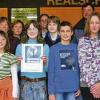 Das Bad Brückenauer Forum übergibt Preise für das schönste Schaufenster des Märchenwochenendes an die Realschule und an die Gewinner der Mitmachaktion.