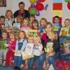 MELLRICHSTADT (fe)   Seit zehn Jahren besuchen die Kinder aus dem Mühlfelder Kindergarten Abenteuerland die Mellrichstädter Stadtbücherei. Kürzlich nahm der Nachwuchs mit Kinderpflegerin Tanja Hautzinger (links) und Praktikantin Corina Rothhaupt (rechts) in den Büchereiräumen im Treffpunkt, Bauerngasse 63, die neuen Kinderbücher unter die Lupe. Die Leiterin der Bücherei, Irmgard Hock (hinten), freute sich über den Besuch – nicht nur, weil sie auch aus Mühlfeld kommt, wie sie scherzhaft bemerkte. Denn die Kinder lernen so ganz unbeschwert die Bücherei kennen und haben auch später keine Hemmschwelle. Und die Erfahrung beweise, dass viele Kinder, wenn sie aus dem Kindergartenalter heraus sind, auch später der Stadtbücherei die Treue halten. Nicht nur für Leseratten ist die Mellrichstädter Bücherei interessant: Neben gedruckten Werken aller Art können auch Hörbücher, Kassetten, CDs und DVDs ausgeliehen werden.