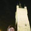 Bad Wimpfen (lsw)   Die Türmerin Bianca Knodel steht in der Nacht vor dem beleuchteten Blauen Turm in Bad Wimpfen, in dem sie seit über zehn Jahren lebt (Archivfoto). Sie ist die einzige Türmerin in Baden-Württemberg. Die Stühle, die sie einst für Besucher in den Aufgang des 58 Meter hohen Bauwerks gestellt hat, braucht sie „heute schon hin und wiedermal selbst“, räumt sie schmunzelnd ein.