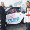 HAFEN (sp)   Die Glücksgöttin Fortuna hat es besonders gut gemeint mit der Schweinfurter Familie Weidlich. Bei einem Gewinnspiel des Einrichtungshauses Grünthal in der Robert-Diesel-Straße wurde ihre Teilnahmekarte gezogen, als der Hauptpreis aufgerufen war. Ein Jahr lang dürfen sie nun mit einem Smart Coupé durch die Lande fahren. Die Gewinnaktion fand anlässlich der Neueröffnung des Pilipp-Hauses in Bamberg statt. Möbel Grünthal gehört seit 1987 zur Pilipp-Firmengruppe, die weitere Einrichtungscenter in Bindlach und am Sitz in Ansbach betreibt. Im Rahmen der Übergabe durch Grünthal-Hausleiter Harald Hambauer (von links im Bild) testeten Jasmin und ihr Papa Dieter Weidlich sogleich das neue Auto; auch bei Mutter Claudia und Schwesterchen Carina war die Freude über den Gewinn groß.