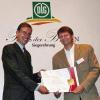 DLG-Präsident Carl-Albrecht Bartmer (links) überreicht Kiliansbäck-Inhaber Wolfgang Götz in Bad Soden den Preis der Besten Gold.