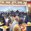 Winterhausen (co) Nicole Hörner (links) spielt bei der Musikkapelle Winterhausen normalerweise Saxophon und Elke Schönbuchner Klarinette. Zum Oktoberfest der Musikkapelle aber müssen zig Portionen Knödel mit Schweinebraten serviert werden. Seit zehn Jahren lassen es die Winterhäuser im Oktober bayerisch krachen und hatten damit von Anfang an großen Erfolg. Nach einem ausgelassenen Abendprogramm mit Grillhaxen, Hendl und Leberkäs folgen ganz gediegen Mittagessen und Kaffeetafel. Dabei beeindruckt die fast 30-köpfige Jugendkapelle, angeleitet von Dirigent Otto Rummel. Die Jugendlichen kommen inzwischen aus der ganzen Verwaltungsgemeinschaft Eibelstadt, erklärt Vereinsvorsitzender Jörn Braungardt.