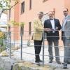 Sie begutachteten den Baufortschritt am künftigen Brunnenhof in der Seniorenwohnanlage am Hubland (von links): der stellvertretende Landrat Ernst Joßberger, KU-Vorstand Alexander Schraml und Matthias Rüth.
