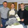 Verantwortliche und Referenten bei der Tagung der Biberbetreuer (von links): Manfred Mack, Dr. Thomas Keller (Karlstadt), Markus Schmidbauer, Jens Schlüter und Jürgen Siek mit einem Biber, den Gerwin Kellermann aus Basalt gefertigt hat.