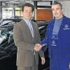 Lohr (nn)   Auf 25 Jahre Tätigkeit beim Mercedes-Autohaus Grampp in Lohr blickt Kfz-Elektriker Stefan Blank. 1983 hatte er seine Ausbildung dort begonnen. Als kompetenter Problemlöser in Zeiten zunehmender Elektronikanteile im Automobil hat sich Stefan Blank als wichtiger und kompetenter Bestandteil der Servicemannschaft etabliert, würdigte Firmenchef Peter Grampp (links) den verdienten langjährigen Mitarbeiter. 2003 konnte sich Stefan Blank zum zertifizierten Mercedes-Benz Servicetechniker für den Bereich Nutzfahrzeuge erfolgreich weiterqualifizieren.FOTO Autohaus Grampp