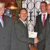 Gerolzhofen (ks)   Hubert Firsching (2. v. l.) wurde vom Werksleiter der Firma Saint-Gobain Abrasives GmbH, Oswald Rippstein (rechts), für 40-jährige Betriebszugehörigkeit geehrt. Rippstein ließ den beruflichen Werdegang Firschings Revue passieren. 1968 begann der Jubilar eine Lehre als Maschinenschlosser bei der FAG in Schweinfurt. 1972 wurde er in die Entwicklungswerkstatt übernommen. Im Juli 1978 kam die Versetzung als Sachbearbeiter nach Gerolzhofen. Die Ausbildung zum Industriemeister und die Absolvierung von REFA-Lehrgängen schloss er 1979 erfolgreich ab. Hubert Firsching war maßgeblich an der Einführung von CNC-Technologie, SAP und einer softwaregestützten Auftragserstellung im Werk Gerolzhofen beteiligt. Seit September 2007 ist er Leiter der Arbeitsvorbereitung. Firsching erlebte in seinem Arbeitsleben zwei Betriebsübergänge: 1992 übernahm die Efesis-Schleiftechnik GmbH, 2001 die Saint-Gobain Abrasives GmbH das Werk der FAG in Gerolzhofen. Im Bild (von links) Betriebsrat Herbert Sassmann, Hubert Firsching, Dr. Gero Pokar, technischer Leiter, und Werksleiter Oswald Rippstein.