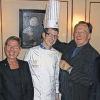 Präsident Ernst-Ulrich W. Schassberger setzt Küchenchef Alexander Wiesenegg den Euro-Toque auf, zur Freude seiner Eltern Peter und Angelika Wiesenegg, links Bürgermeister Georg Rosenthal.HERBERT KRIENER