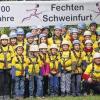 Schweinfurt (b)   Fechter der Turngemeinde Schweinfurt feierten ihr 100-jähriges Bestehen mit Nervenkitzel in luftiger Höhe im Hochseilgarten Üchtelhausen. Jeder Muskel des Körpers ist gespannt. Der Instinkt sagt: Lass dieses Seil nicht los. Bloß nicht aufgeben. Alles geht, wenn man nur will. Dieses Nichtaufgeben und Weiterkämpfen wird in der Fechtabteilung seit jeher groß geschrieben. Seit 100 Jahren kämpfen die Fechter sehr erfolgreich auf nationalen und internationalen Planchen gegen ihr Gegenüber, aber auch gegen sich selbst, denn Fechten beginnt im Kopf. Den Ehrentag feierten die Fechter gemeinsam mit dem Sportreferenten der Stadt, Jürgen Mainka, und dem Vorstandsvorsitzenden der TG, Georg Appold. Dass die Fechter ein gutes Team sind, hat sich an diesem Tag an den verschiedenen Stationen im Klettergarten mehr als bestätigt. Danach gab es den offiziellen Festakt. Nach Begrüßungsworten durch die Abteilungsleiterin Anja Schuhmann stand fest: In den letzten 100 Jahren haben die Fechter Unglaubliches geleistet – in erster Linie natürlich sportlich, aber auch in vielen anderen Bereichen, beispielsweise Bau und Einweihung der Fechthalle 1998, Ausrichtung der Deutschen Aktivenmeisterschaft 2001, Kooperationspartner des Olympiastützpunktes Tauberbischofsheim und Landesstützpunkt Bayern. „All dies konnten wir allein in den vergangenen 25 Jahren schaffen. Aber ohne unseren Erfolgstrainer und Motivationsguru Henryk Fabian wäre dies nicht möglich gewesen“, sagte die stolze Abteilungsleiterin zur Freude der Fechter. Ein reichhaltiges Buffet und Bauchredner Pierre Ruby sorgten für eine gelungene Feier.