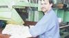 Thomas Schmitt hilft seit vielen Jahren in der elterlichen Obstkelterei mit. Die Bedienung der hydraulischen Presse, die einen Druck von 350 Bar entwickelt, beherrscht er im Schlaf.