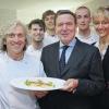 Würzburg (bert)   Dass Gerhard Schröder eine gute Currywurst zu schätzen weiß, ist bekannt. Doch das, was ihm Spitzenkoch Bernhard Reiser bei seinem Besuch in Würzburg auftischte, das war für den Alt-Bundeskanzler eine Novität: Currywurst-Maultaschen mit weißen Tomatenketchup. Schröder war begeistert und orderte einen Nachschlag. Zum Abendessen bei Reiser im „Weinstein“ hatte s.Oliver-Chef Bernd Freier nach der Einweihung der neuen Hauptverwaltung des Mode-Unternehmens geladen. Mit dabei waren unter anderem die Würzburger Unternehmer Rainer Schum, Rolf Duttenhofer und Rudi May, Ex-Postminister Wolfgang Bötsch mit seiner Tochter, Stadträtin Christine Bötsch, sowie die ehemalige Oberbürgermeisterin und jetzige Unternehmensberaterin Pia Beckmann. Zum Auftakt in der Weinbar gab's lauwarmen Steinpilzsalat mit Petersilien-Pesto und gesalzenem Thunfisch, nach den Currywurst-Maultaschen Bauernhuhn auf Balsamicolinsen und Kartoffelschaum, Steinbutt an der Gräte gebraten und zum Abschluss Variationen von der Schukolade. Die illustre Gesellschaft ließ sich dazu Ludwig Knolls Silvaner-Sekt, den Grauen Burgunder 2007 vom Stettener Stein, schließlich als Höhepunkt den 2003 „Montonia“ schmecken. Der Spätburgunder stammt aus dem „Jahrhundert-Sommer“ 2003, als Schröder noch im Amt und erstmals Gast bei Reiser war. Zum Abschluss gab's aus der Schatzkammer noch einen Eiswein.