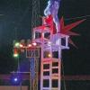 Remo Frankello stemmt seinen Körper in mehreren Metern Höhe schwungvoll in den Handstand. Ein Balance- und Kraftakt, der das Publikum bei der Premiere des Circus Frankello begeistert.