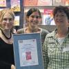 Bad Neustadt (hawo)   Das Bayerische Kultusministerium und der Börsenverein des Deutschen Buchhandels haben der Bad Neustädter Buchhandlung papierschmitt das Gütesiegel „Leseforum Bayern – Partner der Schule 2008/2009“ verliehen. Das Geschäft kooperiert mit Schulen und Kindergärten bei der Leseförderung. Ausschlaggebend für die Prämierung sind unter anderem ein ausgewähltes Sortiment an Kinder- und Jugendbüchern oder aber das Engagement für besondere Aktionen wie etwa Vorlesenachmittage. In Bayern gibt es nach Angaben des Börsenvereins rund 1000 Buchhandlungen, 136 davon erhalten in diesem Jahr das Gütesiegel. Im Bild die Buchhändlerinnen Anne Heidl, Veronika Balling (Auszubildende) und Evelyn Seufert von der Buchhandlung papierschmitt.