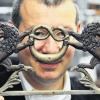 Andrea Fadani, Leiter des Museums für Brotkultur, hält in Ulm das historische Schild einer Bäckerei, auf der eine Brezel von Löwen gehalten wird. Die Brezel ist nicht nur im Inland, sondern auch im Ausland beliebt.