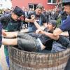 Hier wird der Gäutschling Veit Rudolph standesgemäß „getauft“. Anlässlich der Feier teilte ihm sein Ausbilder mit, dass er als Innungsbester abgeschlossen hat.