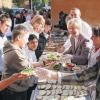 Tatkräftige Unterstützung gab es von OB Gudrun Grieser (Dritte von rechts) beim Verteilen der Brotschnitten am „Tag des Butterbrotes“ an die Schüler der Frieden-Volksschule.
