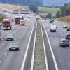 Leonberg (lsw)  Staugeplagte Autofahrer auf der A 8 bei Stuttgart können aufatmen: Nach fünf Jahren sind die Bauarbeiten zwischen Heimsheim (Enzkreis) und Leonberg (Kreis Böblingen), die regelmäßig für Behinderungen sorgten, beendet. Die Strecke ist seit Freitag sechsspurig befahrbar. Ministerpräsident Günther Oettinger (CDU) forderte bei der feierlichen Verkehrsfreigabe vom Bund, dass der weitere Ausbau der extrem hoch belasteten Autobahnen im Südwesten oberste Priorität haben müsse. „Wir brauchen ein „Verkehrsbauprogramm West“ mit Schwerpunkt Baden-Württemberg.“ Der 100 Millionen Euro teure Ausbau der A 8 bringe aber nicht nur für die Autofahrer Vorteile: „Durch die neuen Anschlussstellen Leonberg-West und Rutesheim kann der Verkehr gezielt auf die Autobahn gelenkt werden. Vor allem Leonberg und Rutesheim werden dadurch deutlich entlastet“, sagte Oettinger. Der ADAC Württemberg würdigte die neue Strecke als „Meilenstein für die Autofahrer rund um Stuttgart“. Der Ausbau sei dringend notwendig gewesen, „kam aber leider viel zu spät“, sagte ein Sprecher. Auch der ADAC fordert, die A 8 von Karlsruhe bis München schnell weiter zu sanieren und auszubauen.
