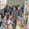 Viel zu erklären hatte Regionalkantor Rainer Aberle, als Eßlebens Kinder genau wissen wollten, wie die neue Orgel funktioniert und was für schöne oder auch schräge Töne aus ihr klingen können. Zum Schluss durften einige von ihnen selbst mal auf der neuen Orgel spielen.